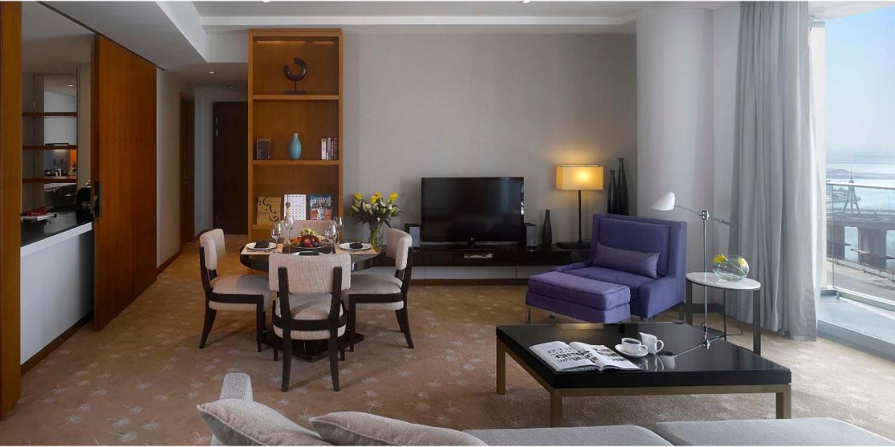 Intercontinental Residence Suites Dubai Festival City By Ihg Εξωτερικό φωτογραφία A living room in a suite at the hotel