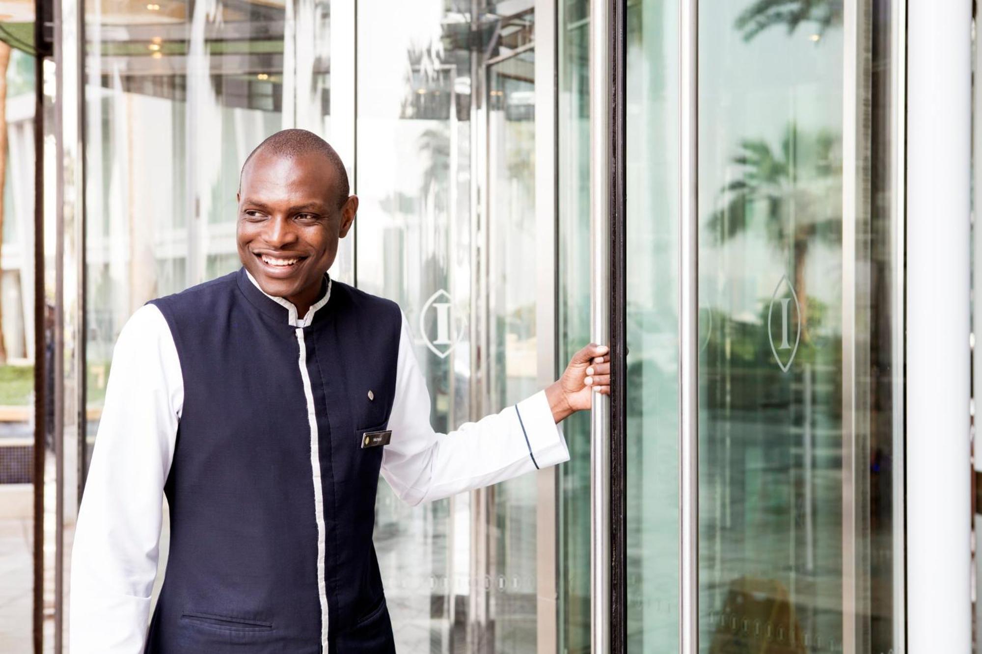 Intercontinental Residence Suites Dubai Festival City By Ihg Εξωτερικό φωτογραφία A doorman at the Four Seasons Hotel in London