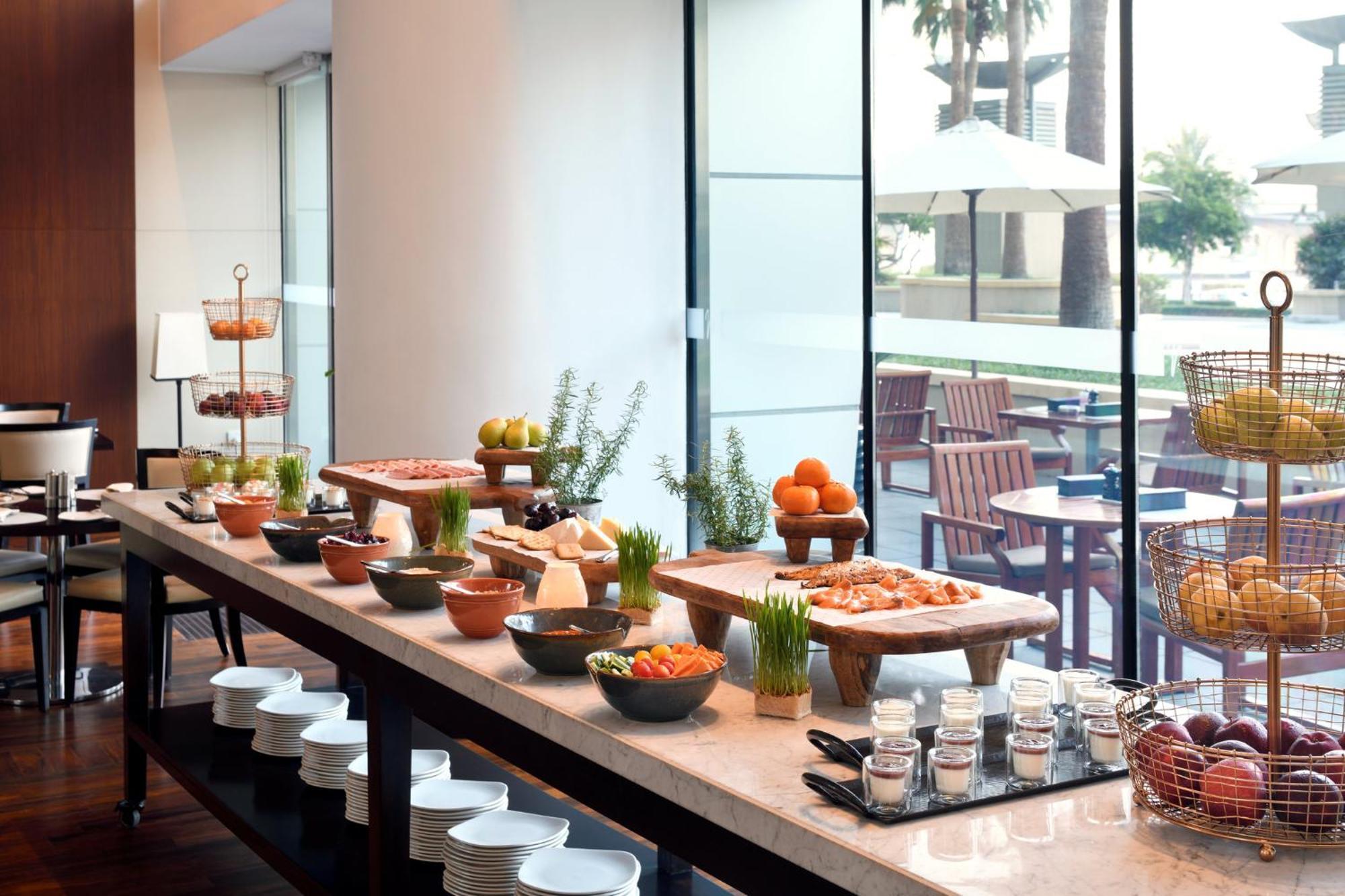 Intercontinental Residence Suites Dubai Festival City By Ihg Εξωτερικό φωτογραφία A buffet at a hotel