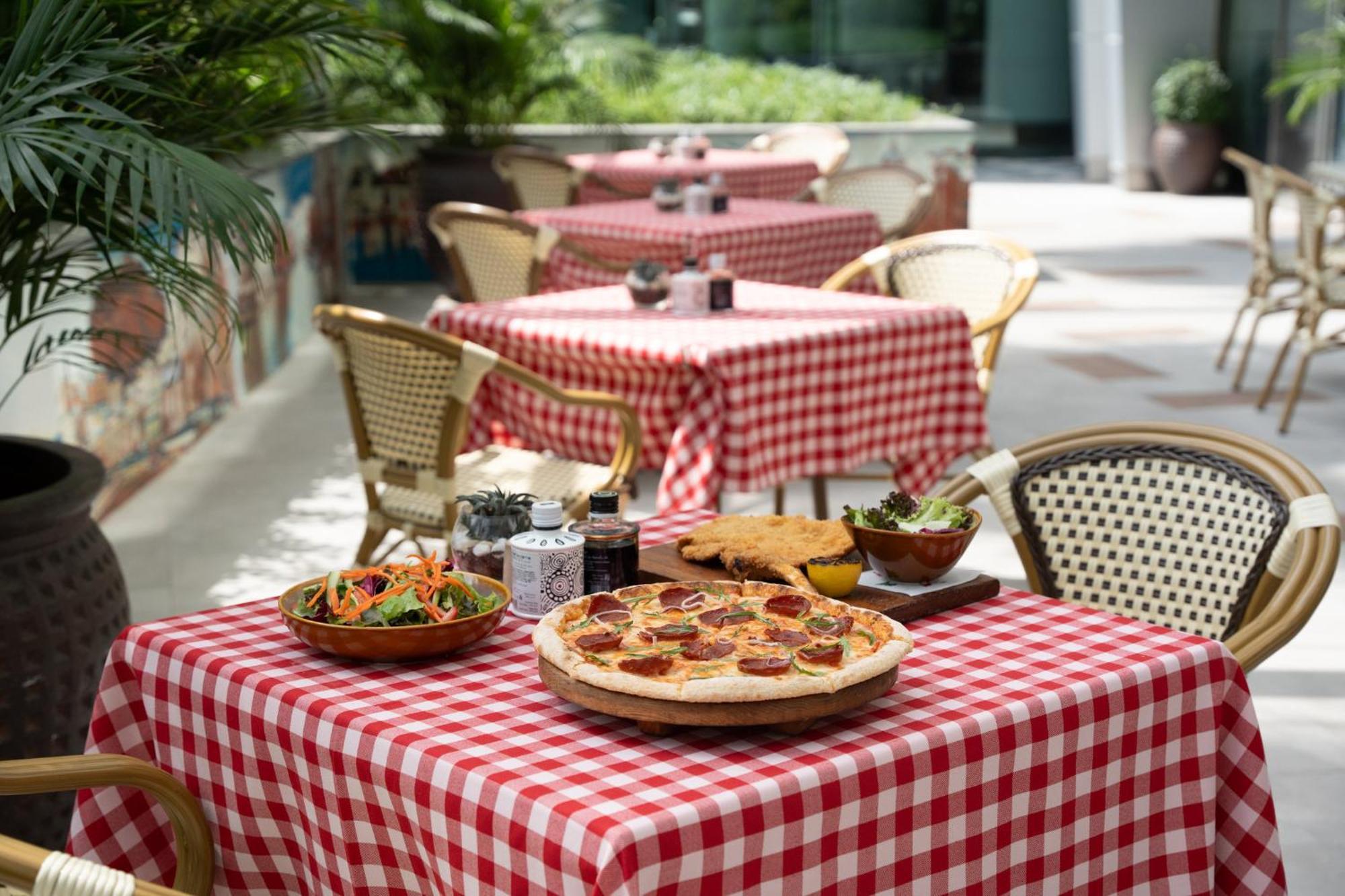 Intercontinental Residence Suites Dubai Festival City By Ihg Εξωτερικό φωτογραφία A table with a red and white checkered tablecloth