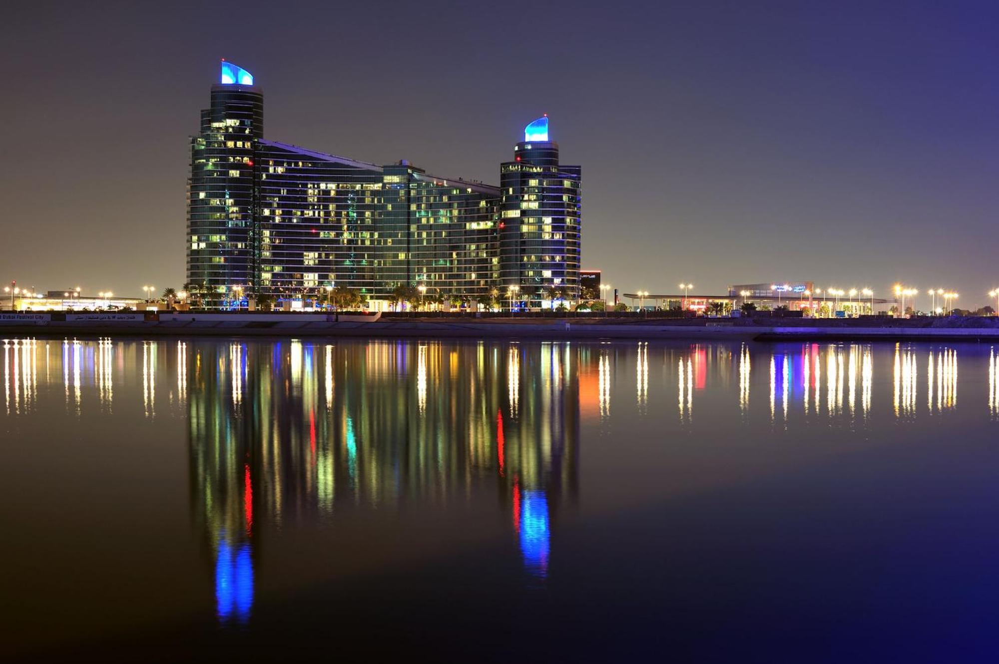 Intercontinental Residence Suites Dubai Festival City By Ihg Εξωτερικό φωτογραφία Marina Towers at night
