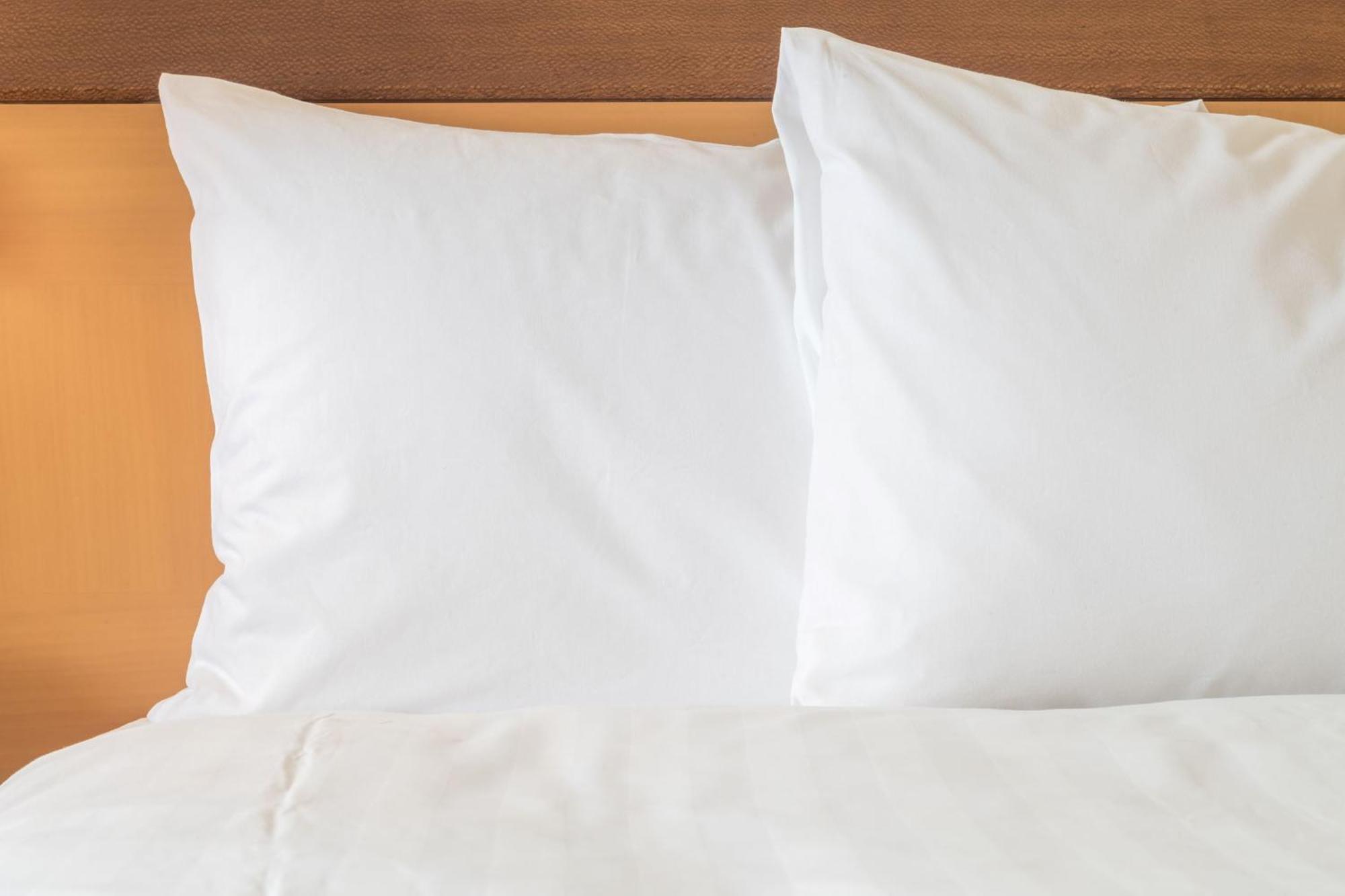 Intercontinental Residence Suites Dubai Festival City By Ihg Εξωτερικό φωτογραφία Two pillows on a bed