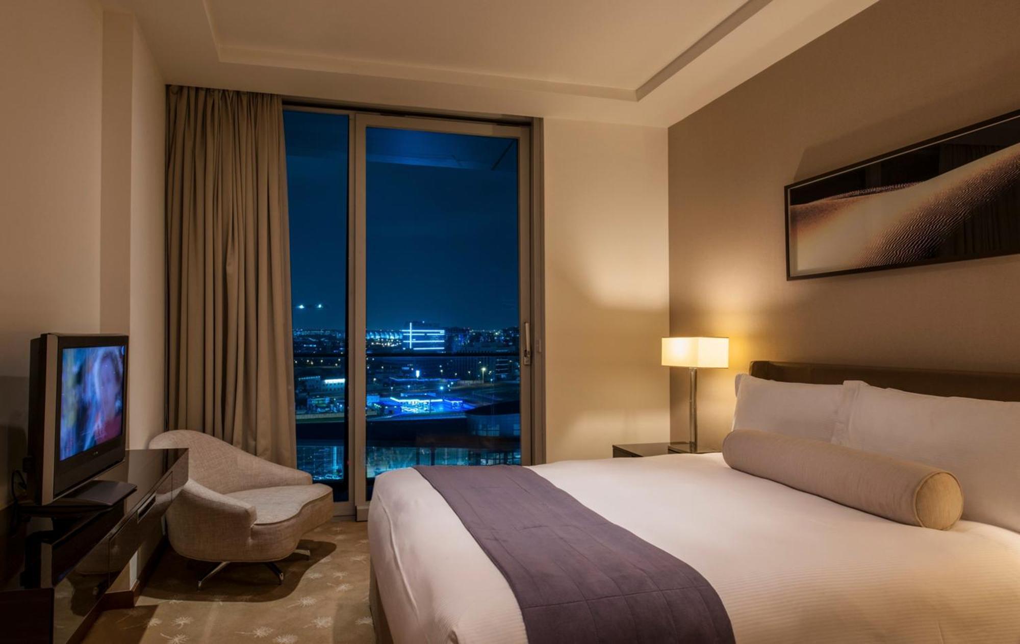 Intercontinental Residence Suites Dubai Festival City By Ihg Εξωτερικό φωτογραφία A bedroom at the hotel