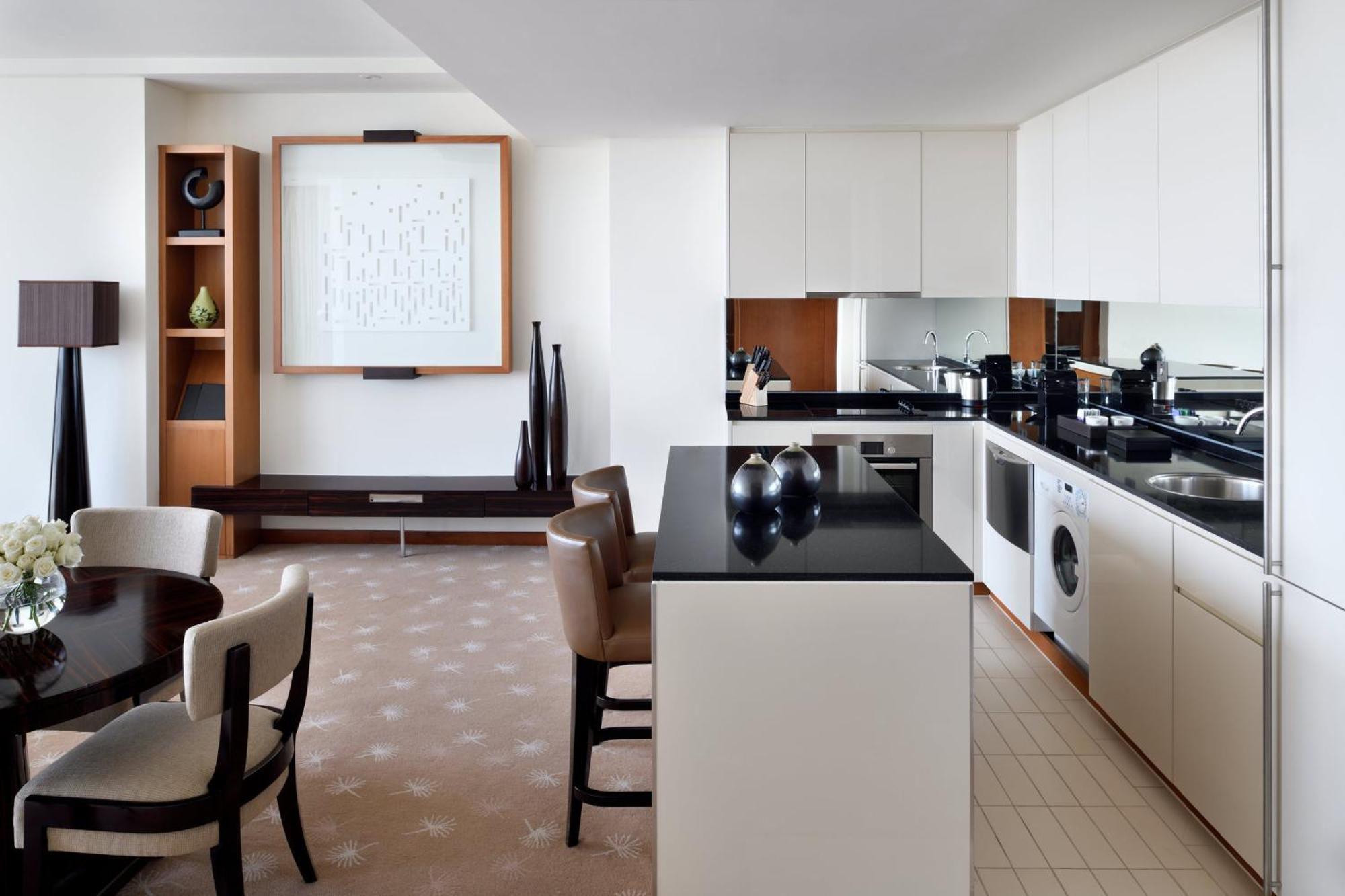 Intercontinental Residence Suites Dubai Festival City By Ihg Εξωτερικό φωτογραφία A kitchen in a suite at The Ritz-Carlton, Dubai