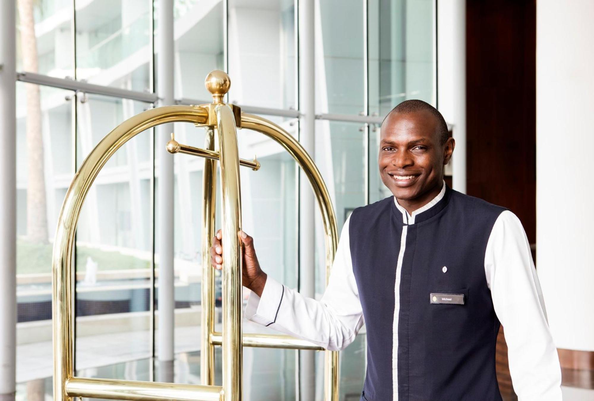 Intercontinental Residence Suites Dubai Festival City By Ihg Εξωτερικό φωτογραφία A bellboy